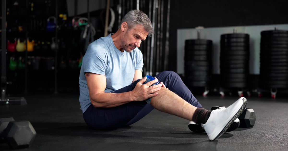 man in the gym icing a knee injury 